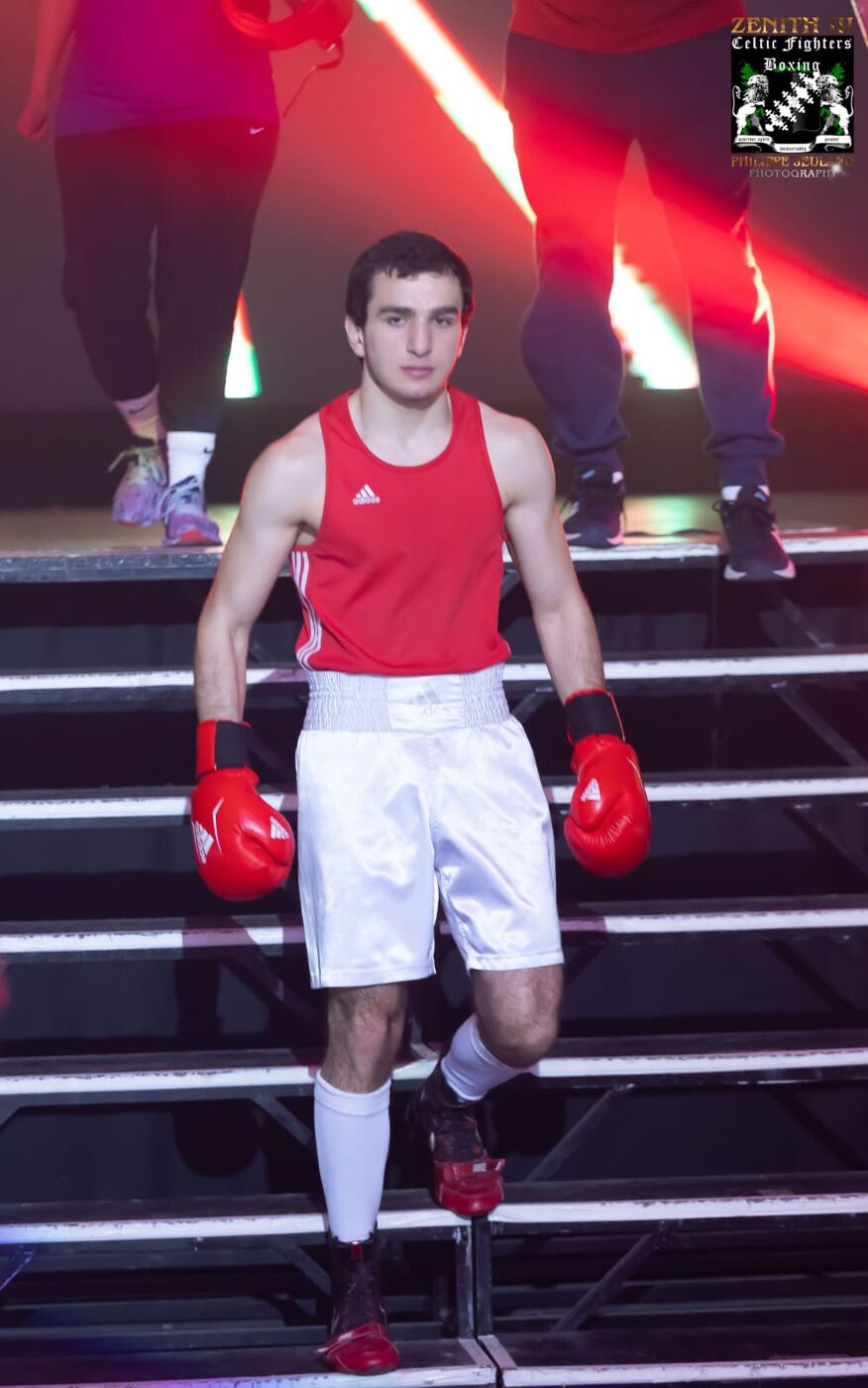 Un boxeur du club faisant son entrée sur un gala