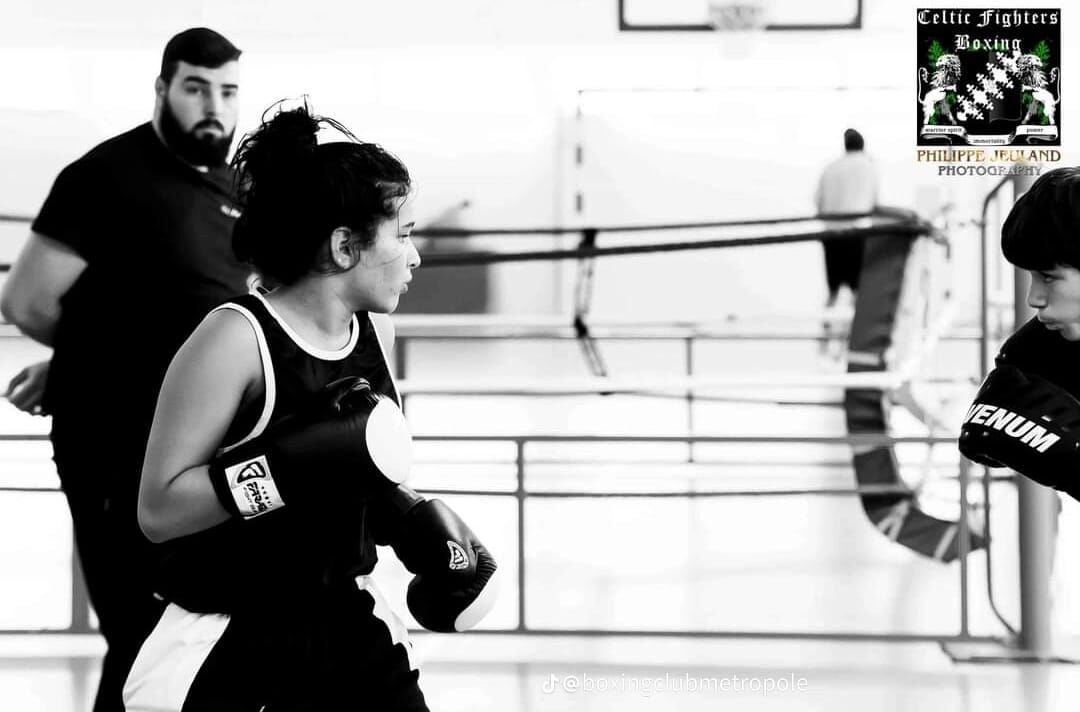 Une boxeuse du club à l'entraînement sur le ring