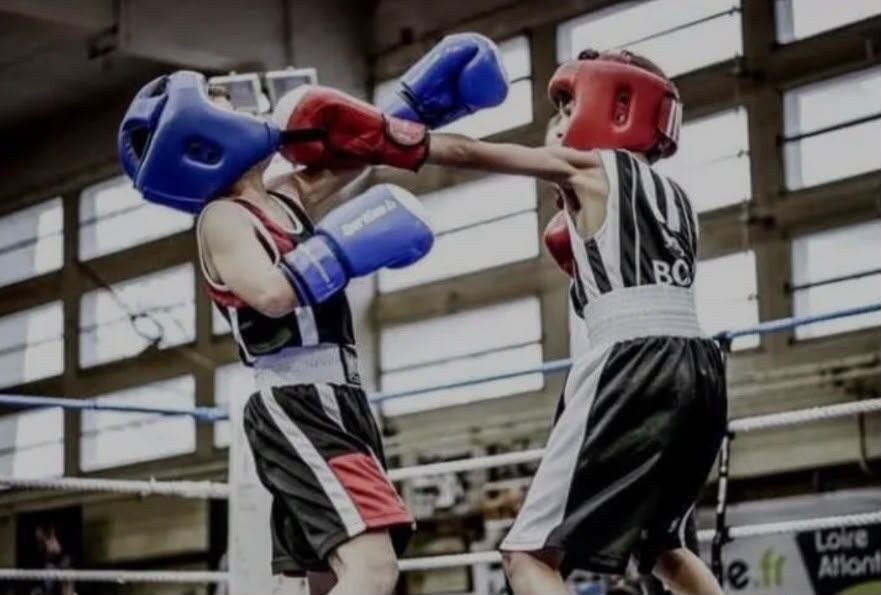 Deux jeunes boxeurs du club en compétition sur le ring