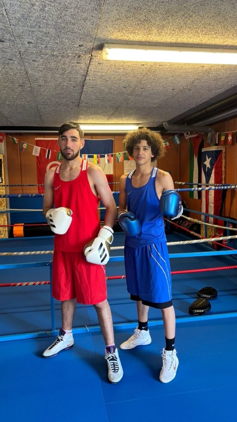 Deux boxeurs du club dans la salle avant l'entraînement