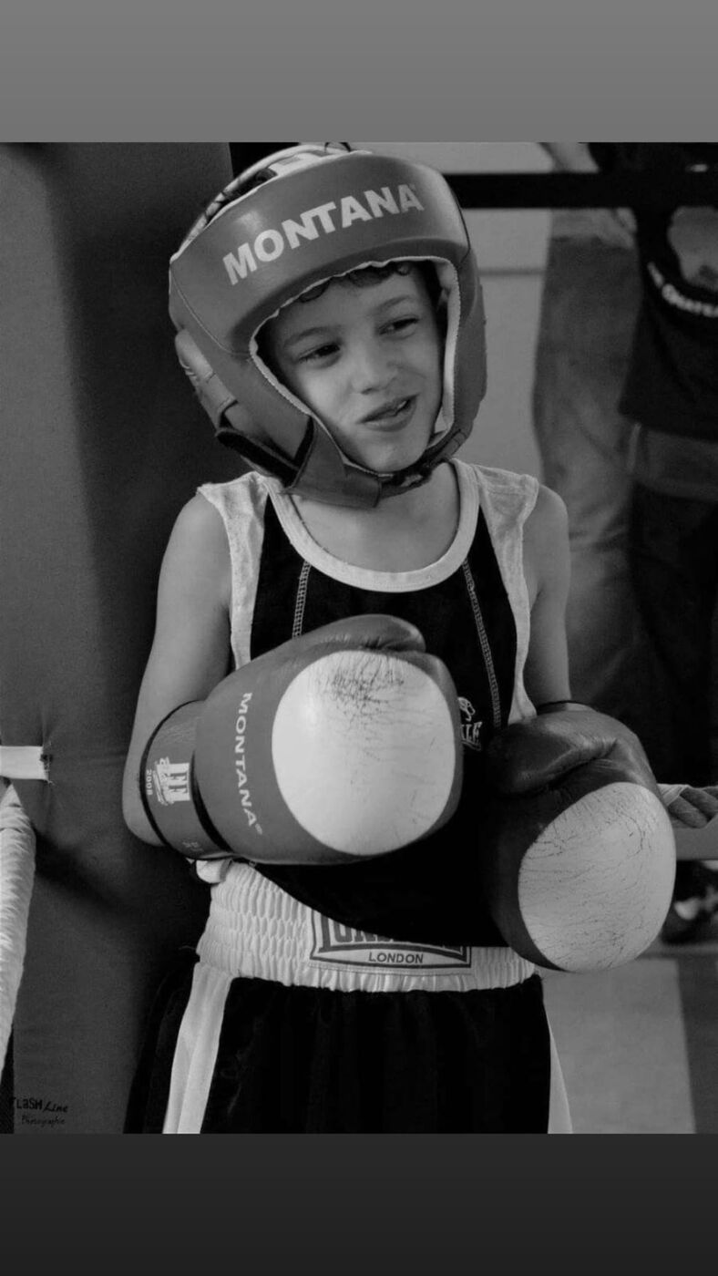 Jeune boxeur en boxe éducative avec casque de protection