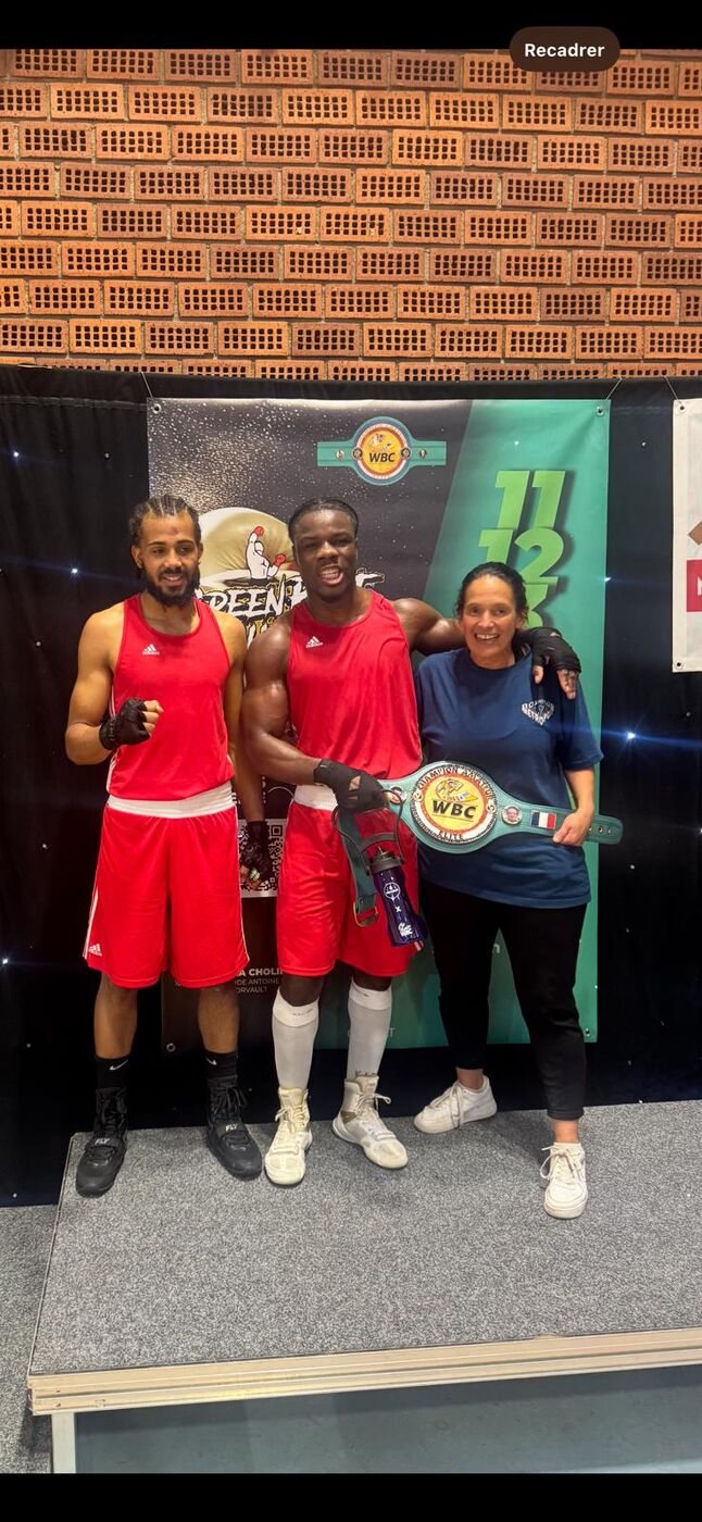 Boxeurs et entraîneuse du club avec la ceinture de champion
