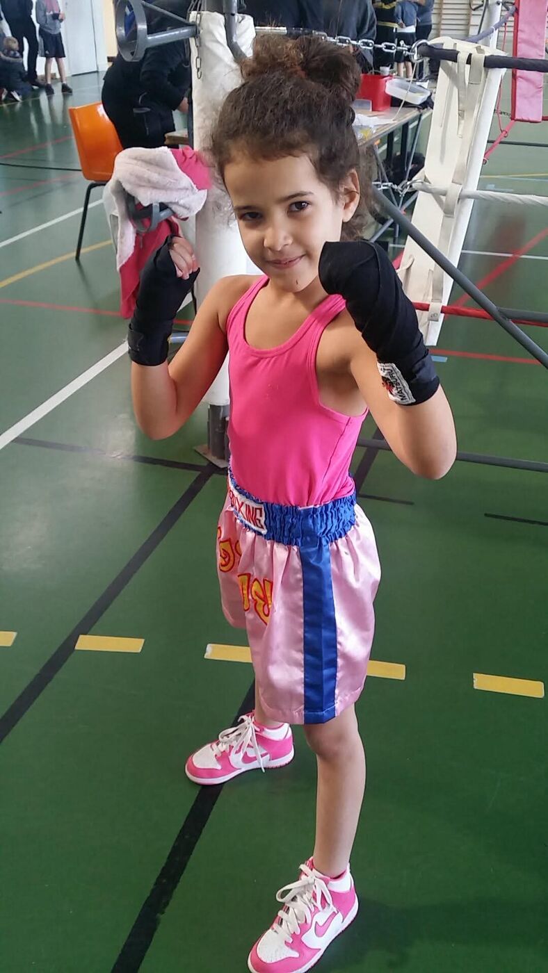 Jeune boxeuse du club prête à monter sur le ring