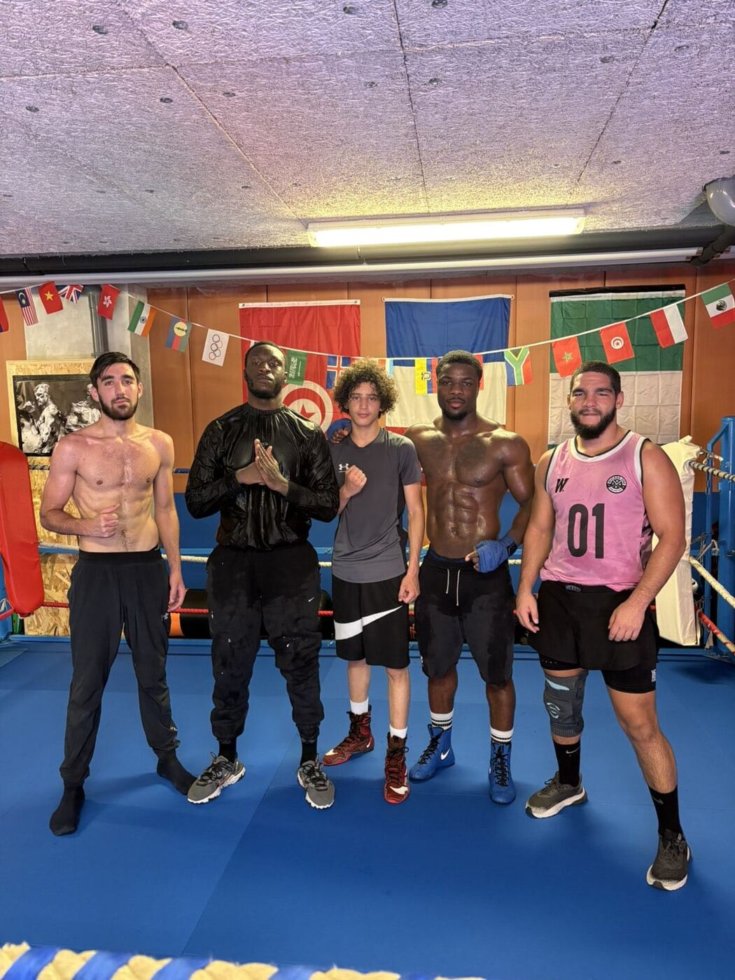 Le groupe de boxeurs du club réuni dans la salle